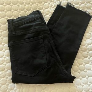 Frame Ali High-Rise Skinny Jeans in NOIR RIPS. Size 26.